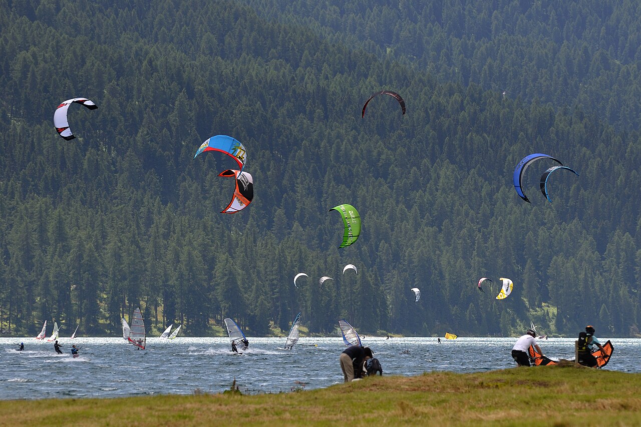 Kitesurf et windsurf sur le lac de Silvaplana.