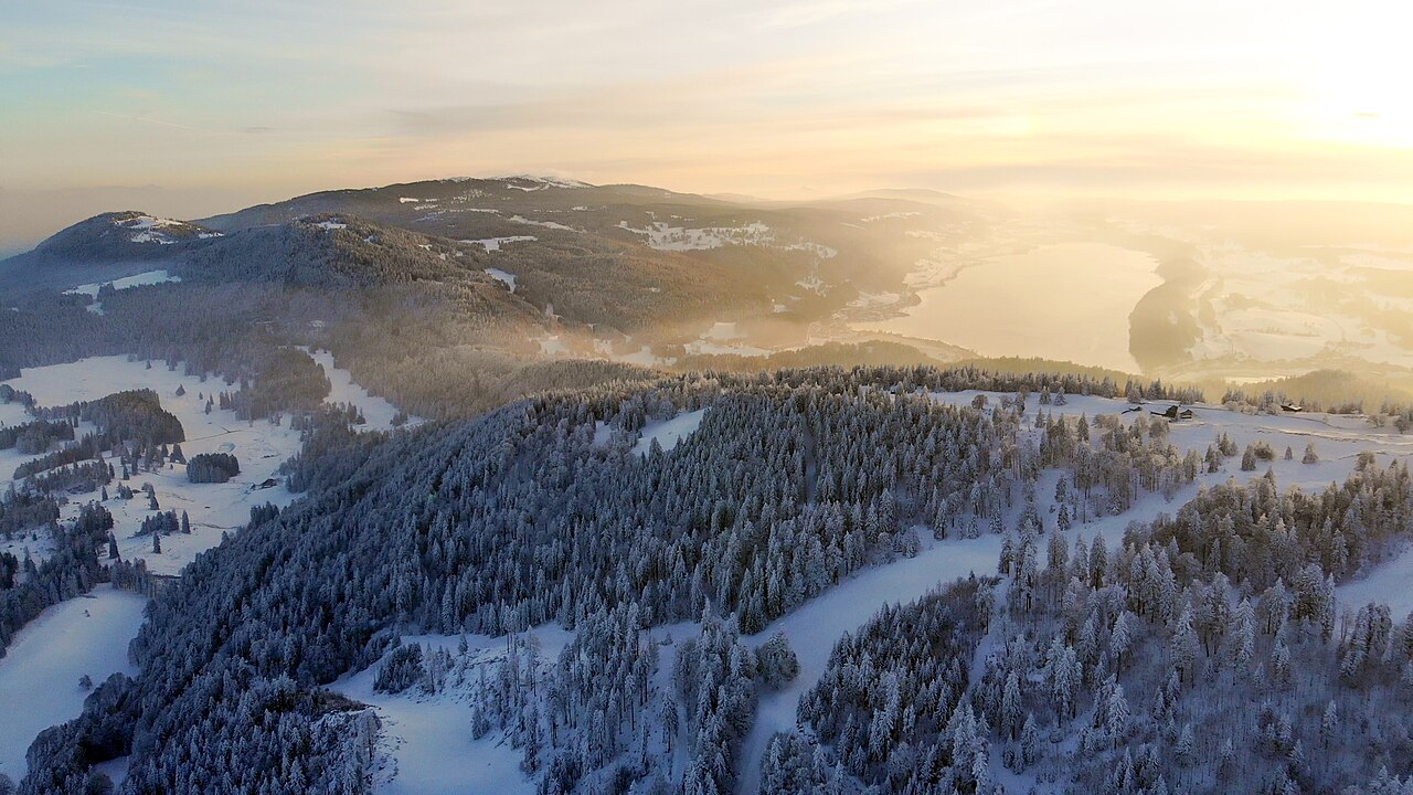 La Dent de Vaulion et le lac de Joux au coucher du soleil.