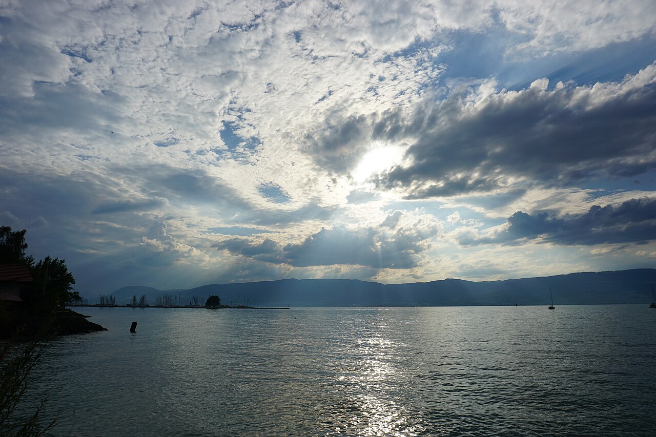 Le port de Portalban et le lac de Neuchâtel.