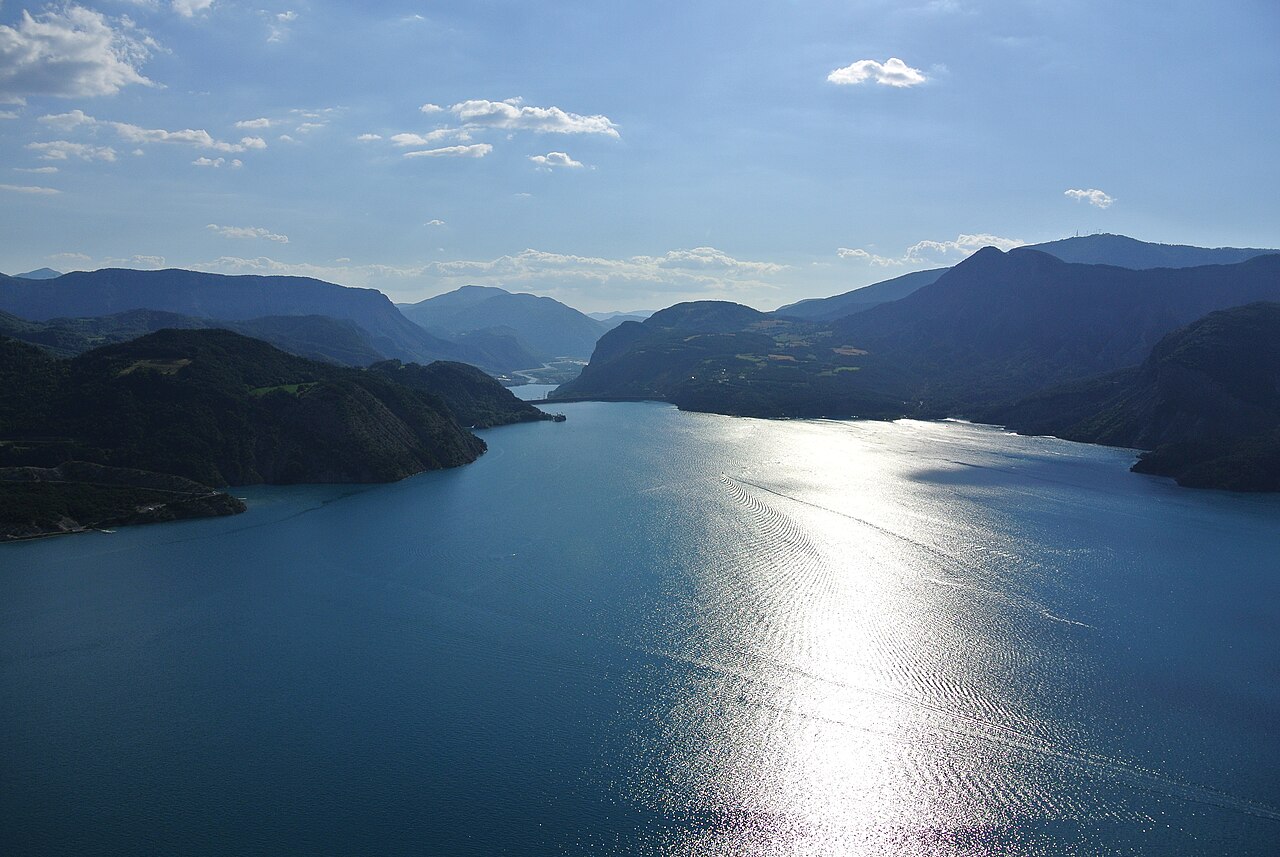 Vue d’ensemble du lac de Serre-Ponçon, hors zone de départ des Eaux Douces.